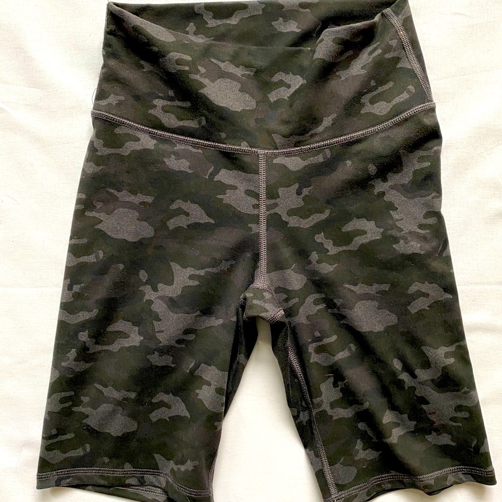 Fabletics Mila High-Waisted Pocket Short 9"